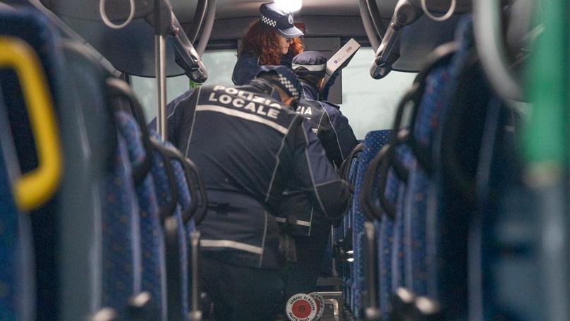 Il padre dello studente 17enne accoltellato sul bus: «Mio figlio è vivo per miracolo»<br type="_moz" />