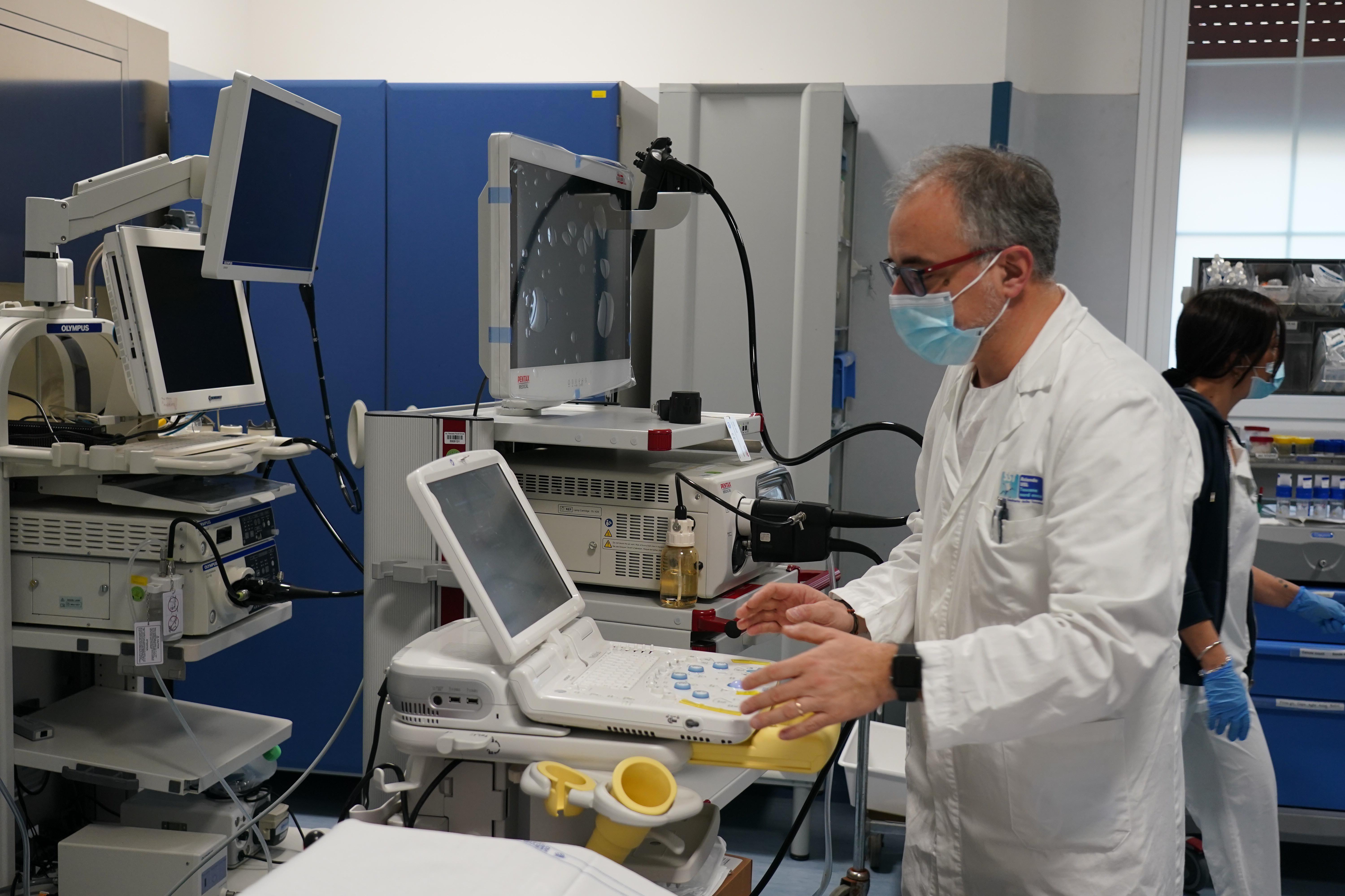 Il direttore di Endoscopia Digestiva Raffaele Manta (Foto di Franco Silvi)