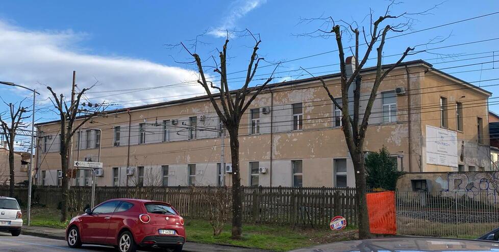 L'ex foresteria Piaggio che sarà demolita (foto Franco Silvi)