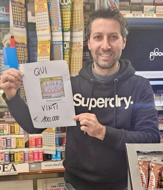 Maurizio Candeloro, titolare della tabaccheria Country di corso Roma, mostra la giocata vincente che ha sorriso al padre di famiglia