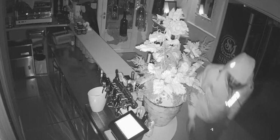 In alto il ladro ripreso dalle telecamere del ristorante “Chicco d’uva” di piazza Mercatale