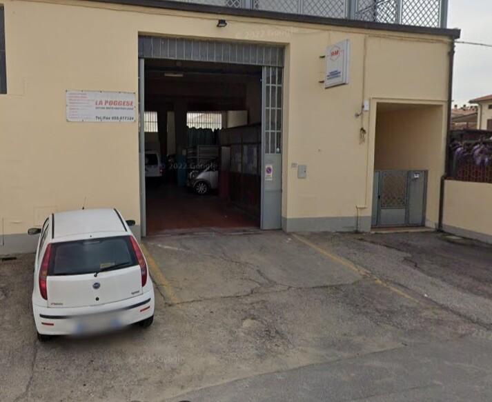 Il piazzale davanti alla carrozzeria La Poggese di via Melani a Poggio a Caiano  dove mercoledì mattina si è verificato il tragico incidente