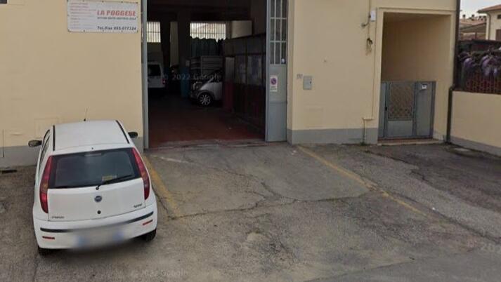 Il piazzale davanti alla carrozzeria La Poggese di via Melani a Poggio a Caiano dove mercoledì mattina si è verificato il tragico incidente