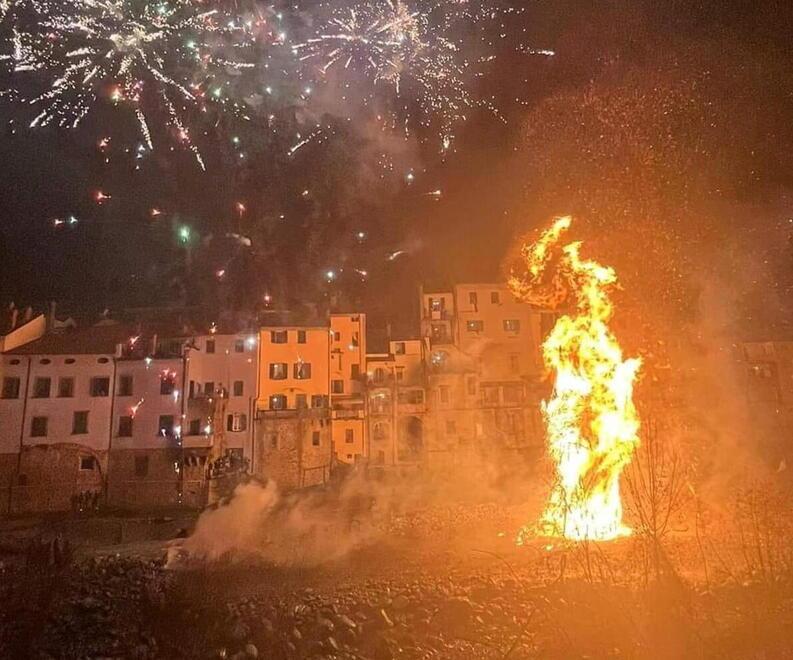 Pontremoli, più forte della pioggia ruggisce il falò di San Nicolò<br>
