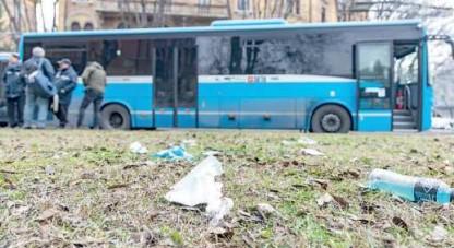 Coltellate al 17enne sul bus, la Procura di Modena: «L’accusa è di tentato omicidio»