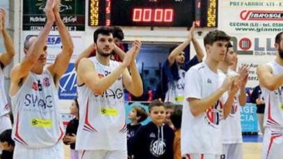 I giocatori della Swag Cecina salutano il pubblico