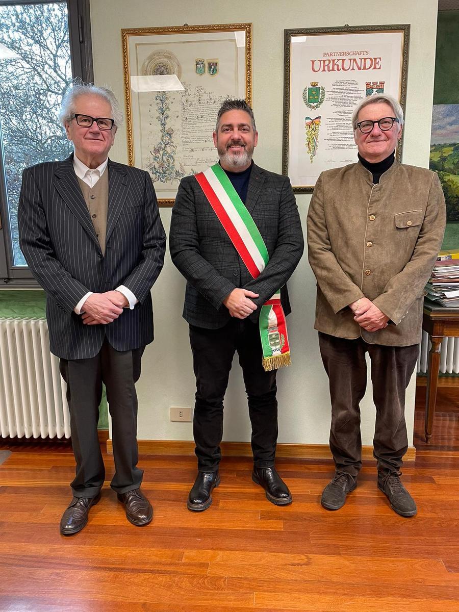 Donati 1700 libri di versi alla biblioteca di Albinea, che diventerà un centro importante per la poesia