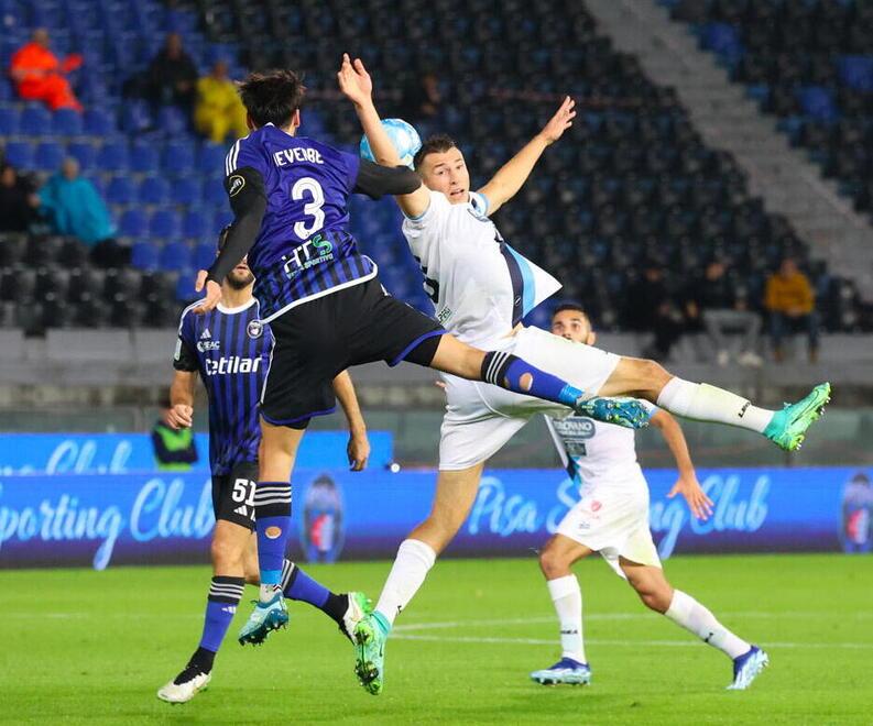 Maxime Leverbe mentre vince un duello in alto quota