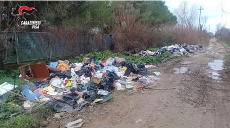 Pisa, imprenditore abbandona rifiuti lungo il fiume: maxi multa e ora dovrà ripulire tutto