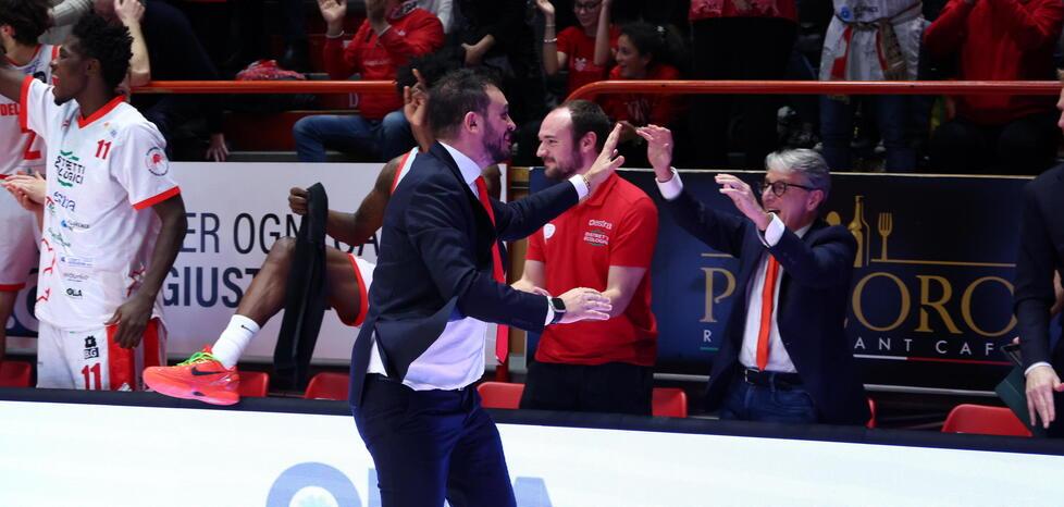 Coach Nicola Brienza dopo la vittoria con Cremona (foto studio Nucci)