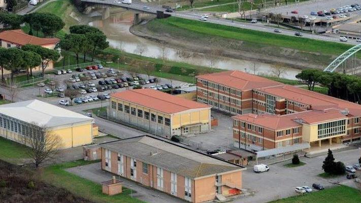 Furti, bullismo e vandali, sos sicurezza al villaggio scolastico di Pontedera: «Controlli e telecamere»<br>