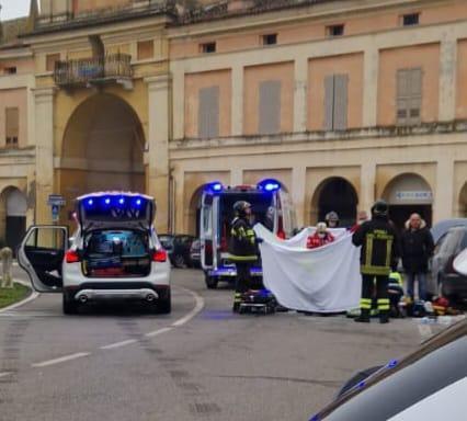 Gualtieri, si dà fuoco in piazza Bentivoglio: grave un uomo di 61 anni