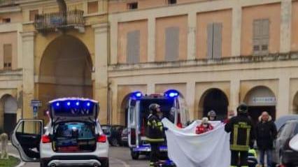 Gualtieri, si dà fuoco in piazza Bentivoglio: grave un uomo di 61 anni