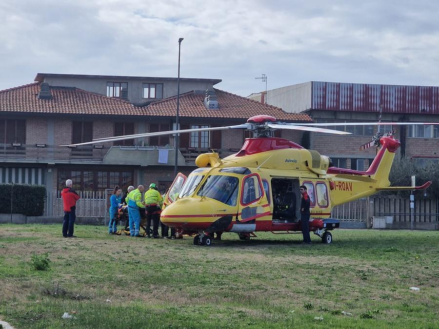 Grosseto, cade da tre metri in un capannone: grave un operaio di 52 anni