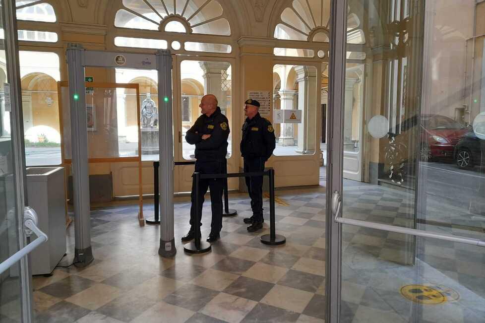 Due guardie giurate all'ingresso del tribunale (foto d'archivio)