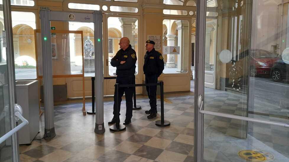 Due guardie giurate all'ingresso del tribunale (foto d'archivio)