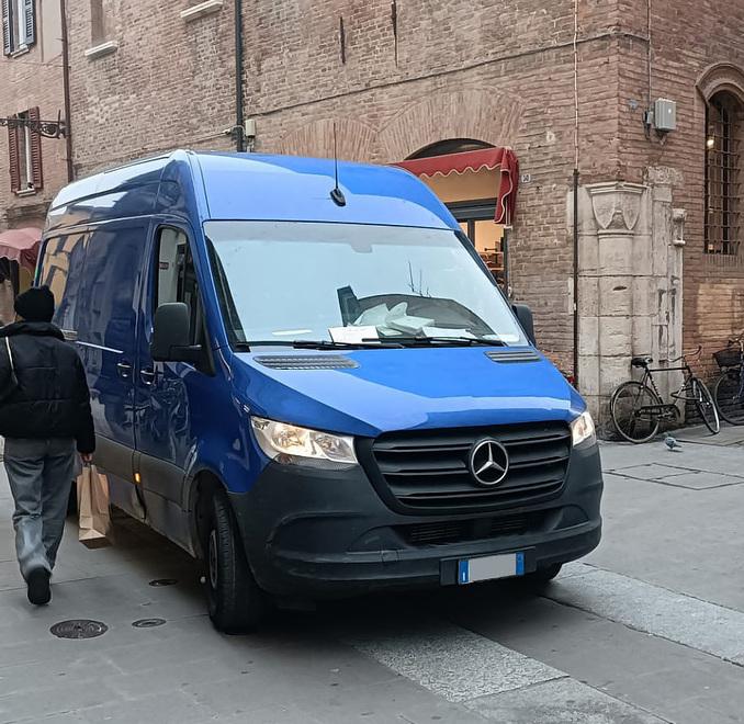 Ferrara, si ferma causa guasto e viene aggredito