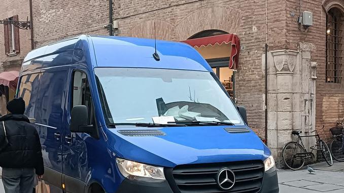 Ferrara, si ferma causa guasto e viene aggredito