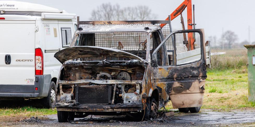Ripapersico, dà fuoco al furgone in sosta