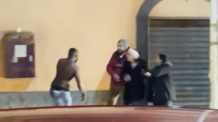 Sassari, auto bruciate, spaccio e risse per strada: riesplode la violenza nel centro storico