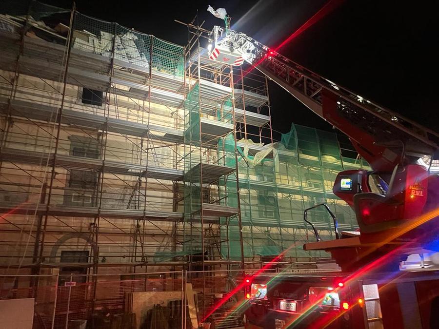 
	Il cantiere danneggiato dalle raffiche di vento


