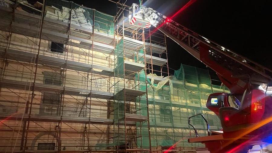 Il cantiere danneggiato dalle raffiche di vento