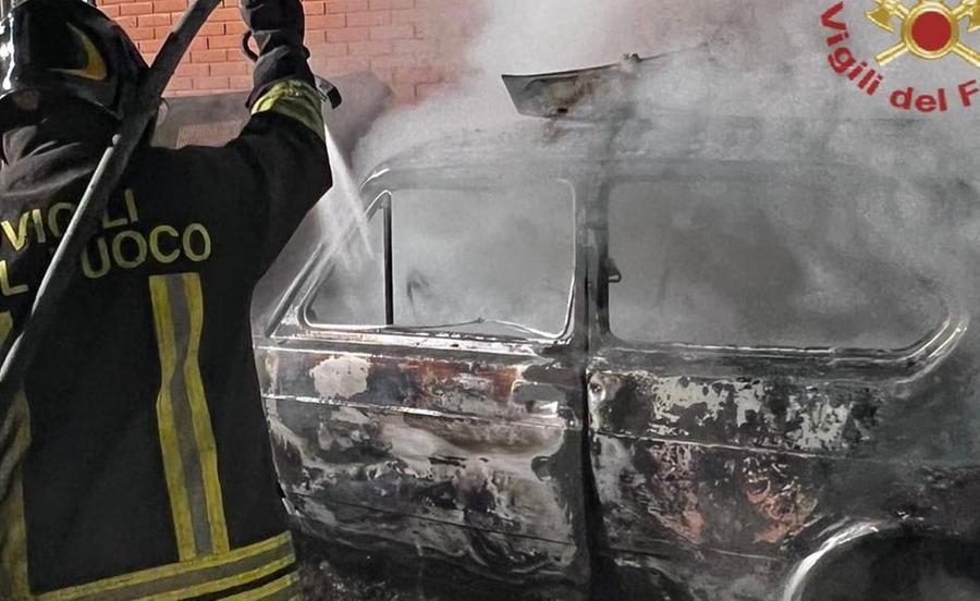 Paulilatino, in fiamme un’auto in via Sardegna