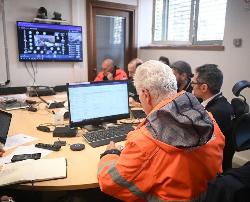 Una riunione operativa durante l’emergenza alluvione del novembre 2023 a Prato Pistoia e Firenze. Di spalle il presidente Giani