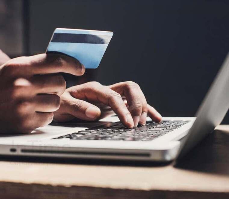 Cerca un Mac, verifica l’identità del venditore e viene raggirato. Così il truffatore lo ha convinto a versare i soldi