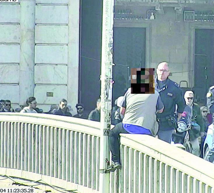 Pisa, minaccia di buttarsi in Arno: «Salvato grazie a un abbraccio»