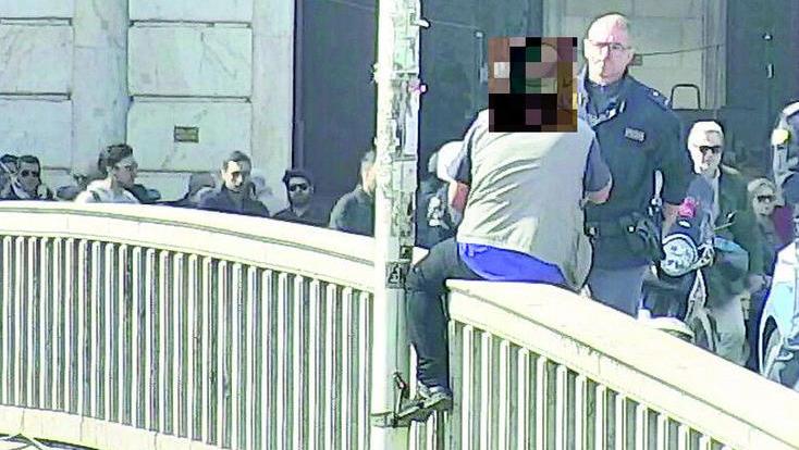 Pisa, minaccia di buttarsi in Arno: «Salvato grazie a un abbraccio»