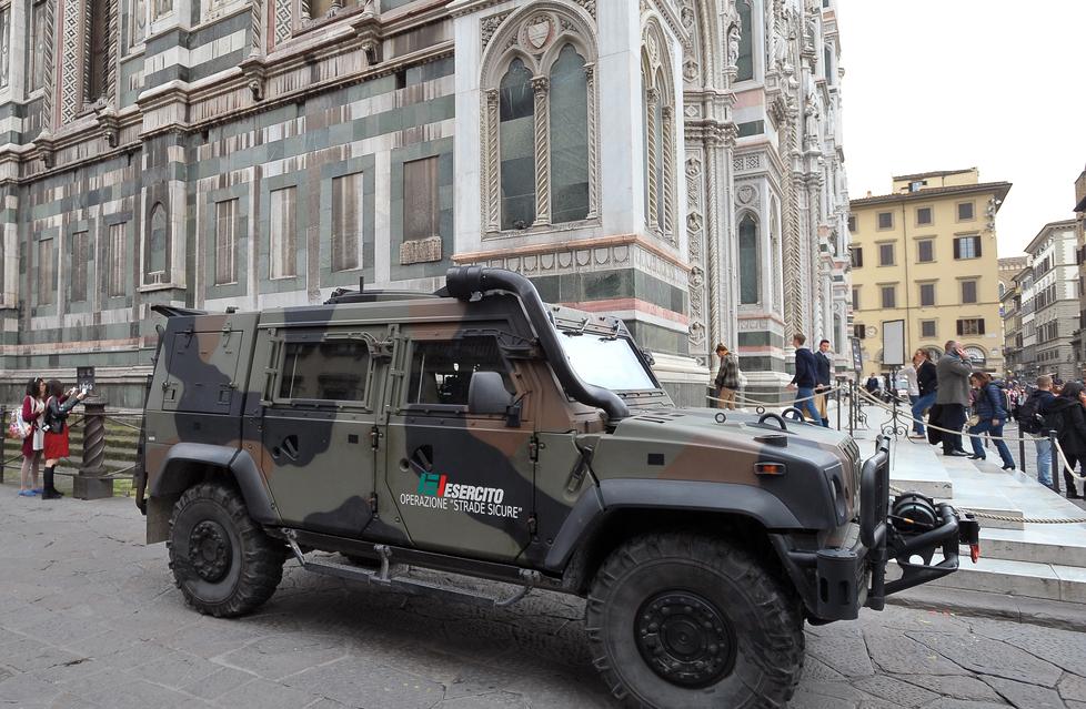 Una camionetta dell’Esercito vicino al Duomo: il programma Strade sicure è attivo nelle città dal 2016