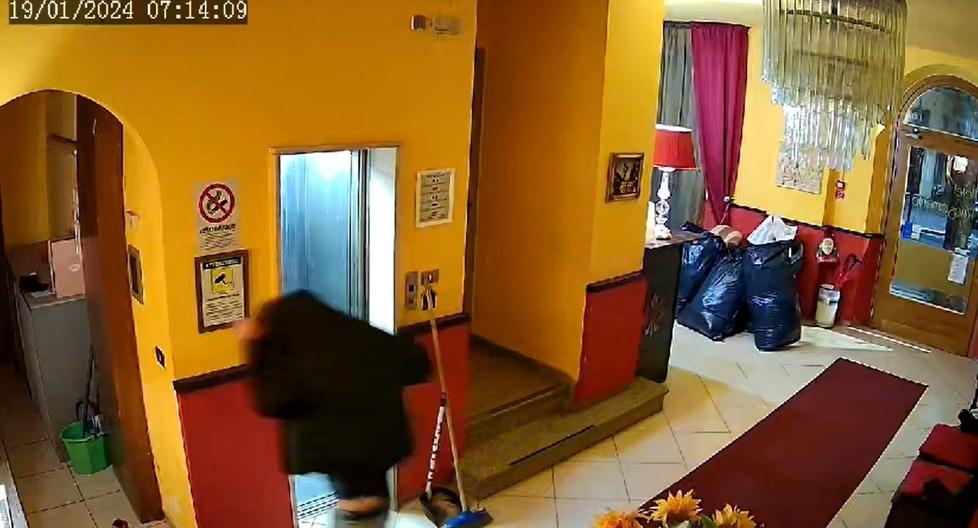 Un fermo immagine della telecamera che riprende il passaggio del ladro ieri dentro l’albergo