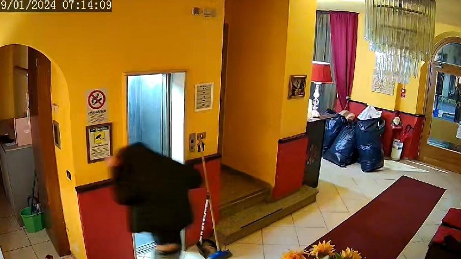Un fermo immagine della telecamera che riprende il passaggio del ladro ieri dentro l’albergo