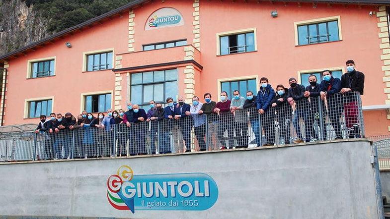 Foto di gruppo del personale della Giuntoli