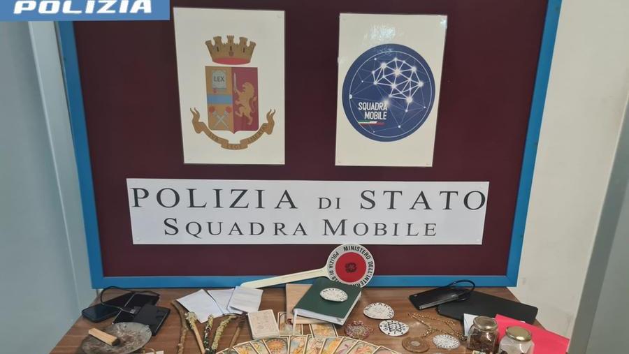 Tarocchi, pozioni e amuleti usati dalla maga