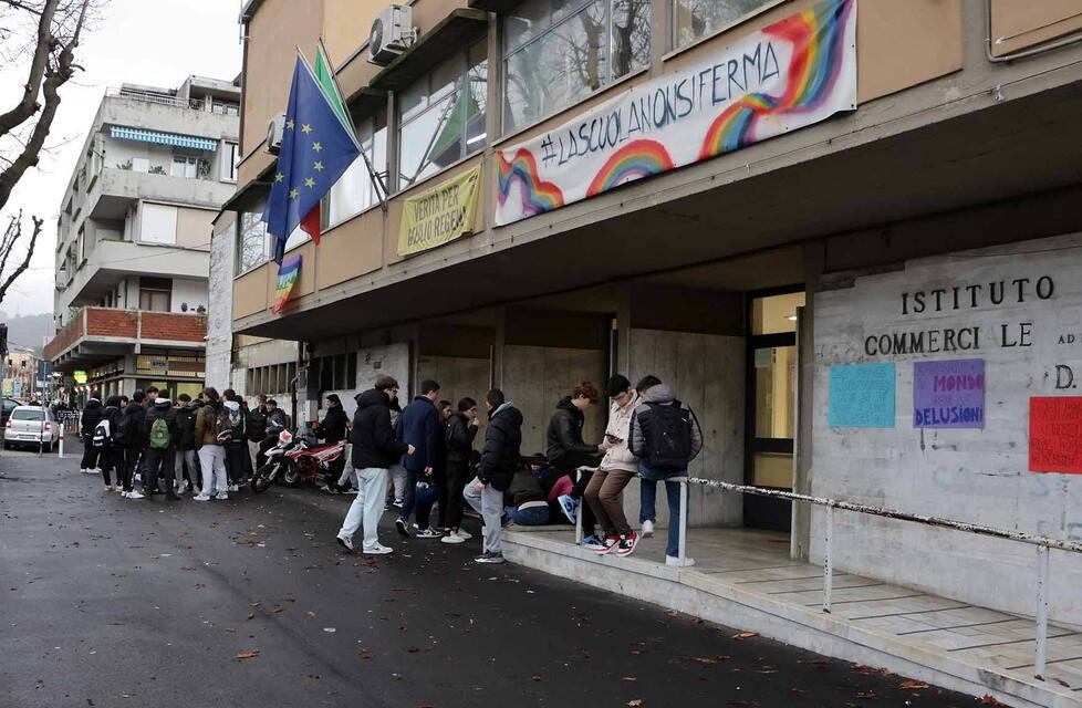 La protesta degli studenti fuori dall’istituto Zaccagna