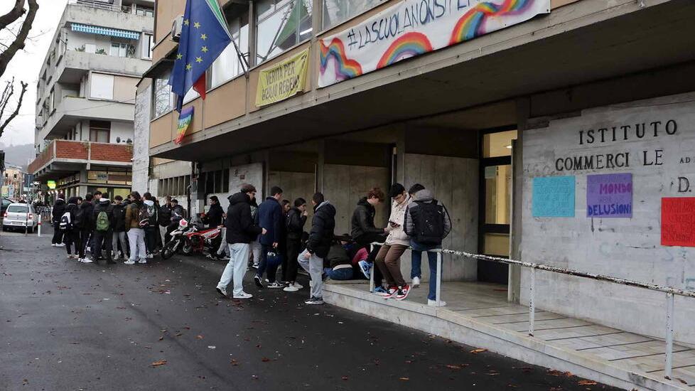 La protesta degli studenti fuori dall’istituto Zaccagna
