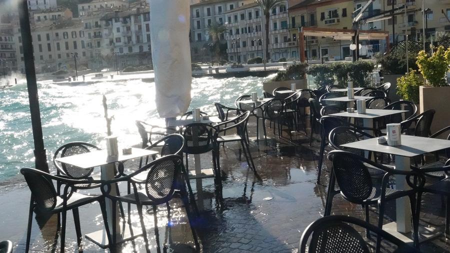 
	Il mare tra i tavolini al sole a Santo Stefano (foto Enzo Russo)


