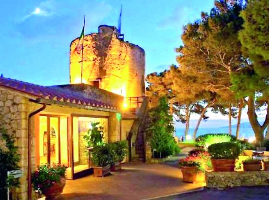 
	Il Boutique hotel Torre di Cala Piccola a Monte Argentario, la struttura ricettiva che tra gli altri ospiti fu il rifugio d&rsquo;amore delle stelle del cinema Elizabeth Taylor e Richard Burton (foto Enzo Russo)

