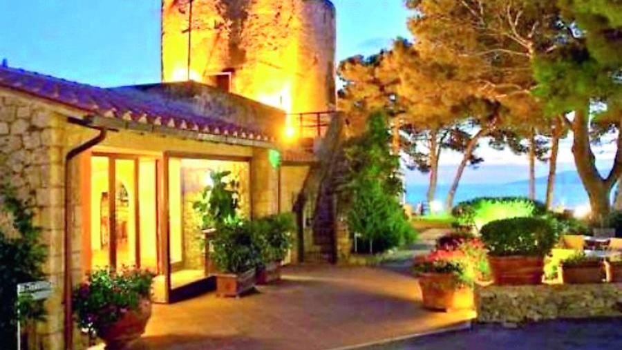 Il Boutique hotel Torre di Cala Piccola a Monte Argentario, la struttura ricettiva che tra gli altri ospiti fu il rifugio d’amore delle stelle del cinema Elizabeth Taylor e Richard Burton (foto Enzo Russo)