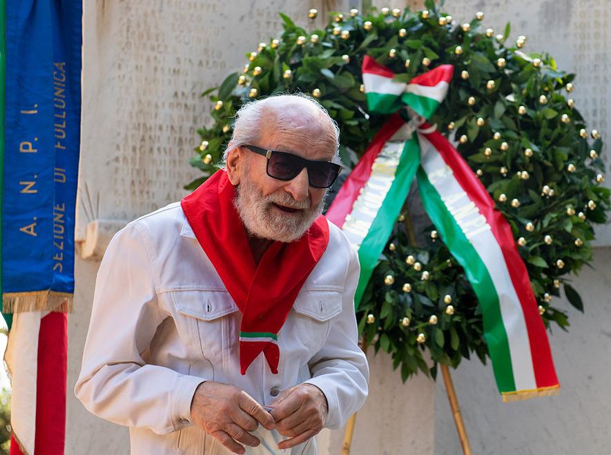Nato a Matelica (in provincia di Macerata, nelle Marche) il 16 gennaio 1924, Barboni ha casa in riva al Golfo, fu un giovane partigiano del Battaglione Mario di San Severino, è ancora grande la sua passione per la politica