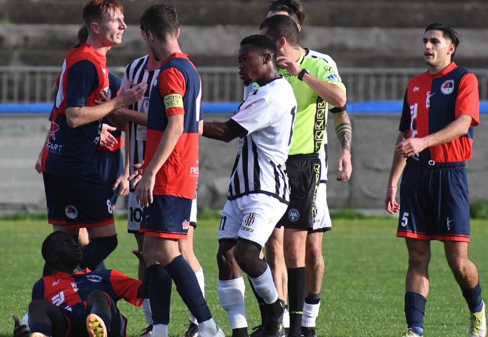 un momento di tensione nell’ultimo scontro in Coppa Italia tra Massese e Cecina sul campo degli apuani (foto Cuffaro)
