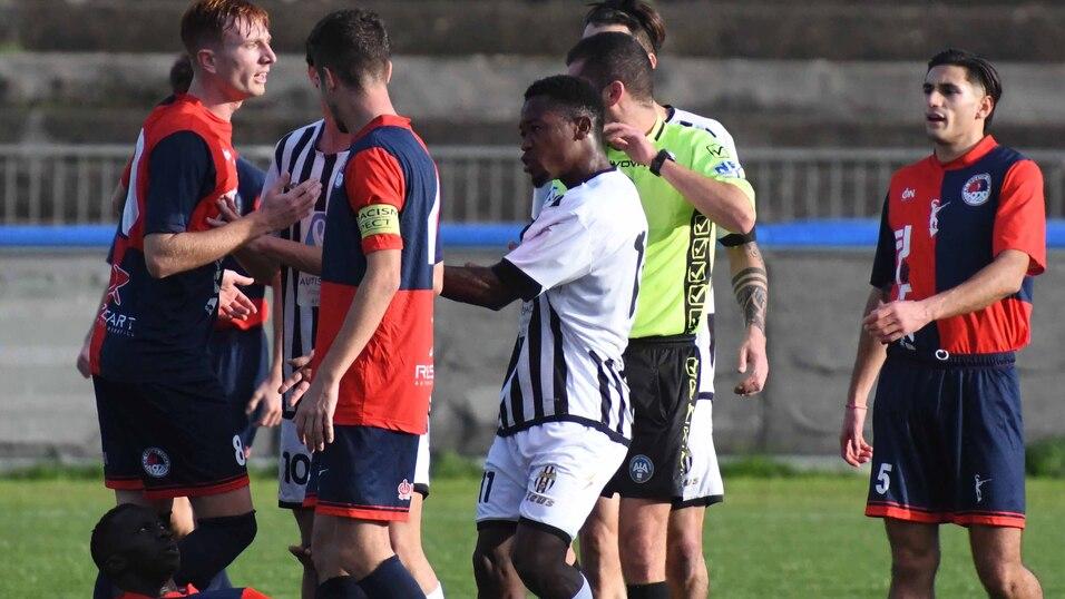 un momento di tensione nell’ultimo scontro in Coppa Italia tra Massese e Cecina sul campo degli apuani (foto Cuffaro)