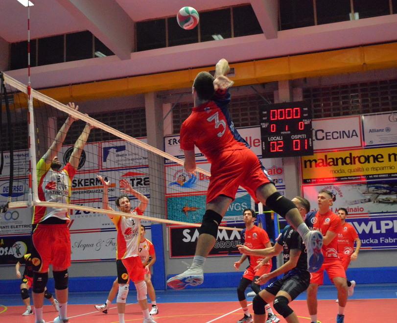 Una schiacciata dei ragazzi della Sacma durante una gara di questo campionato di serie C maschile