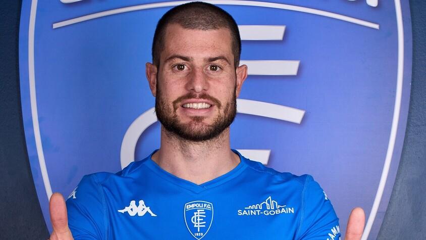 Il nuovo attaccante dell’Empoli Alberto Cerri nella prima foto con la maglia azzurra (Foto Empoli Fc)