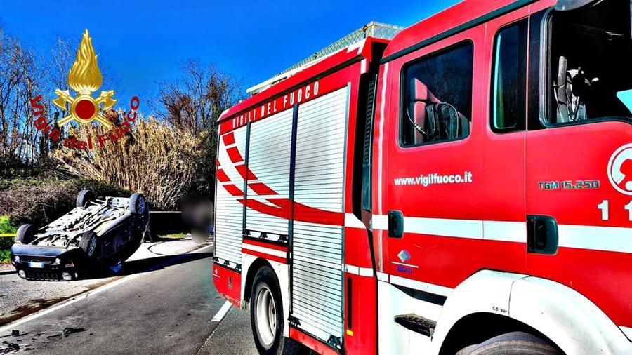 
	La macchina ribaltata e un mezzo dei vigili del fuoco

