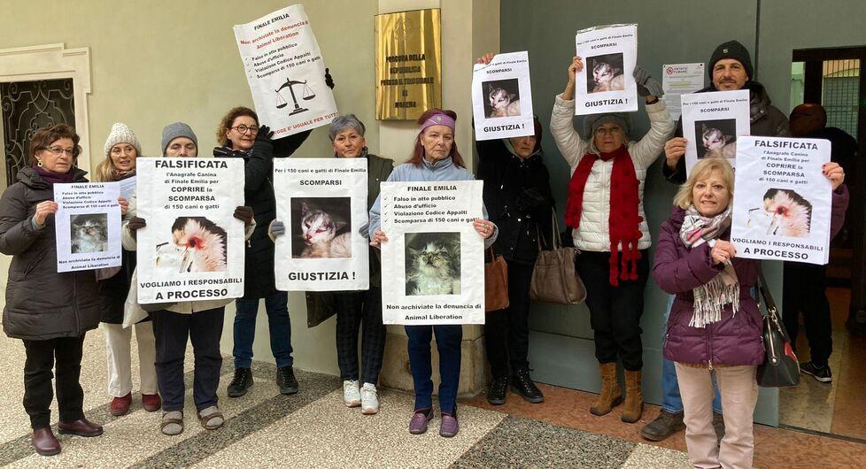 Sit-in di Animal Liberation in Procura a Modena