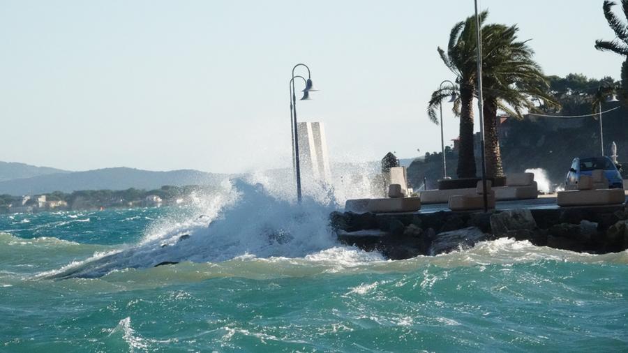 
	Raffiche di vento e mareggiata a Porto Santo Stefano (foto Enzo Russo)

