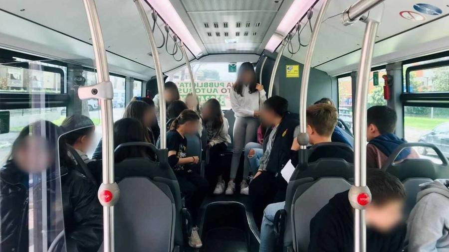 Modena, aggredita e picchiata sull'autobus